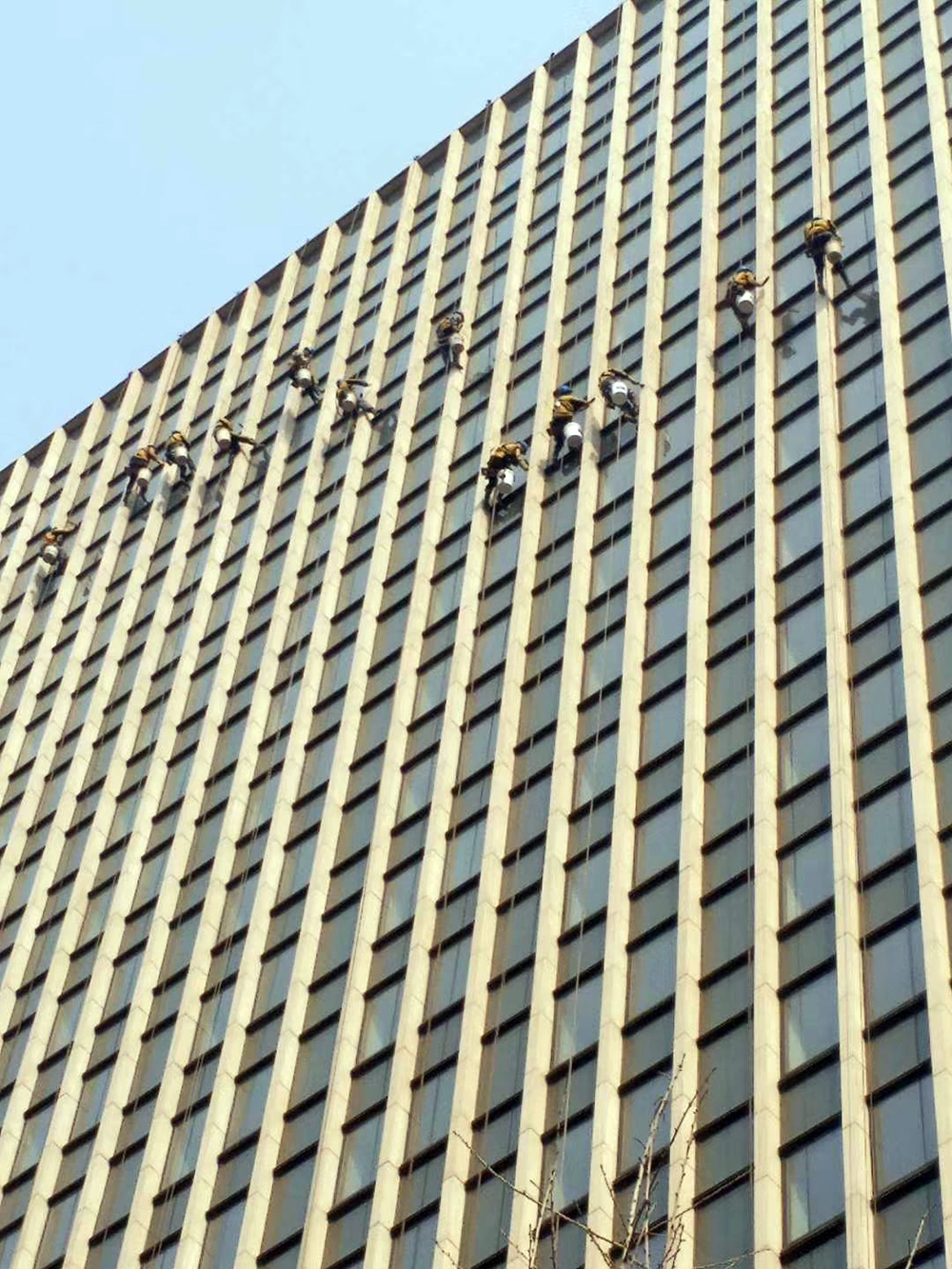 大楼清洗：守护城市建筑的清洁与美观