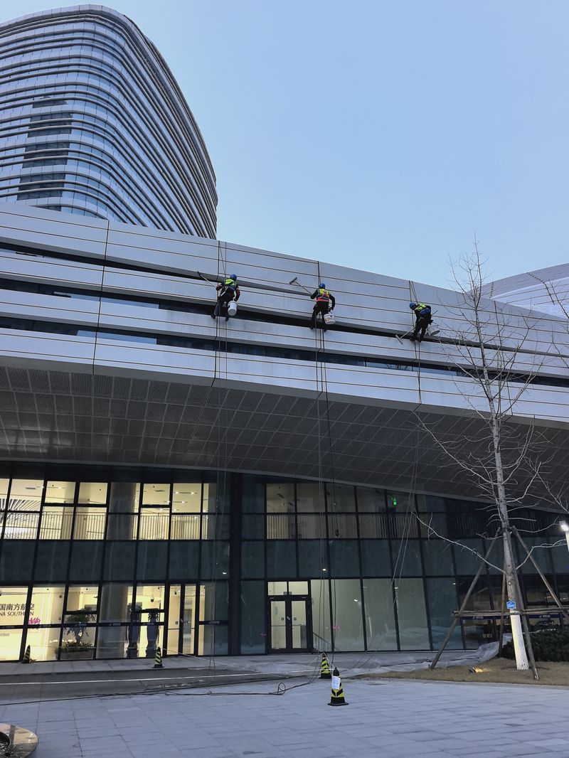 南航大厦外墙清洗